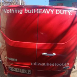 მანქანის ბრენდირება სტიკერის დაკვრა